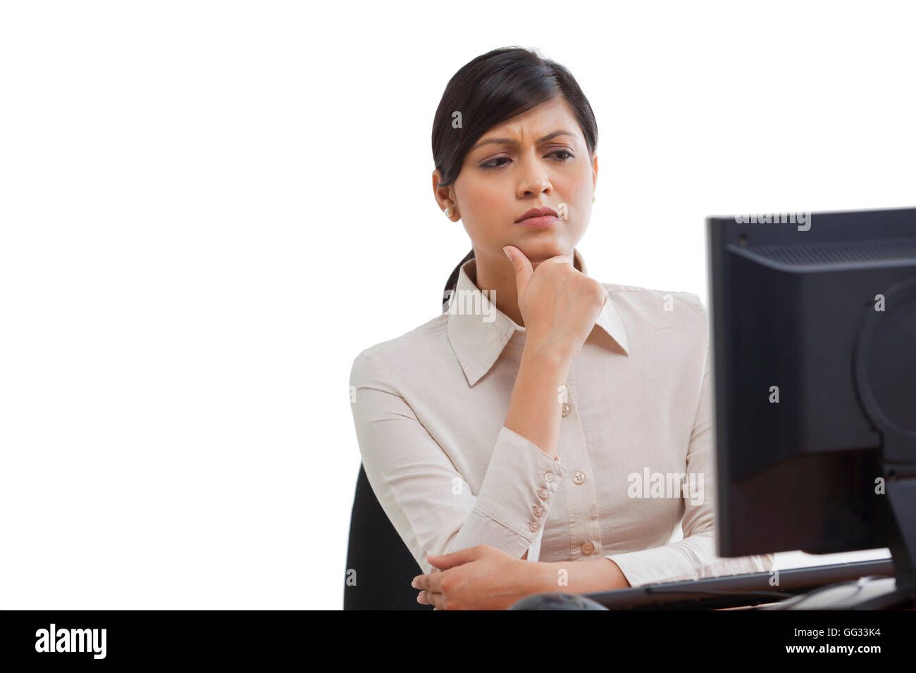 Geschäftsfrau Bildschirm betrachten, mit Konzentration Stockfoto
