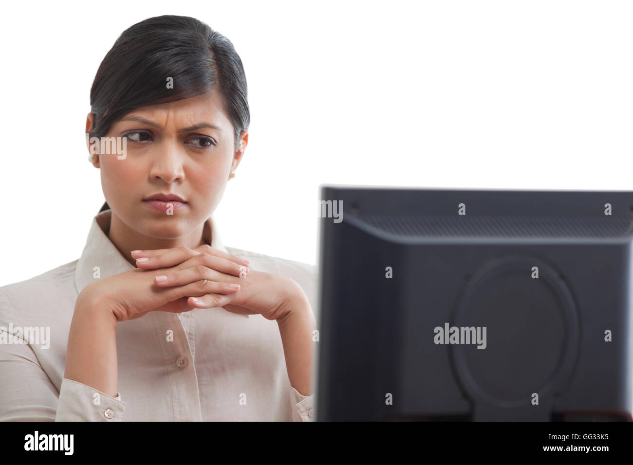 Geschäftsfrau, die Konzentration beim Bildschirm betrachten Stockfoto