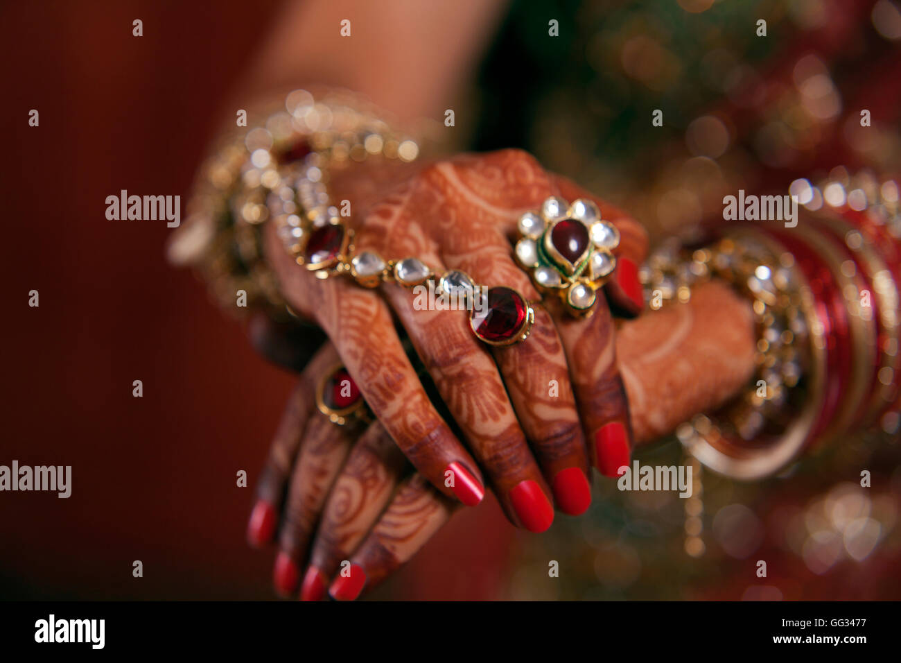 Nahaufnahme der Braut Hände mit Henna Tattoo-design Stockfoto