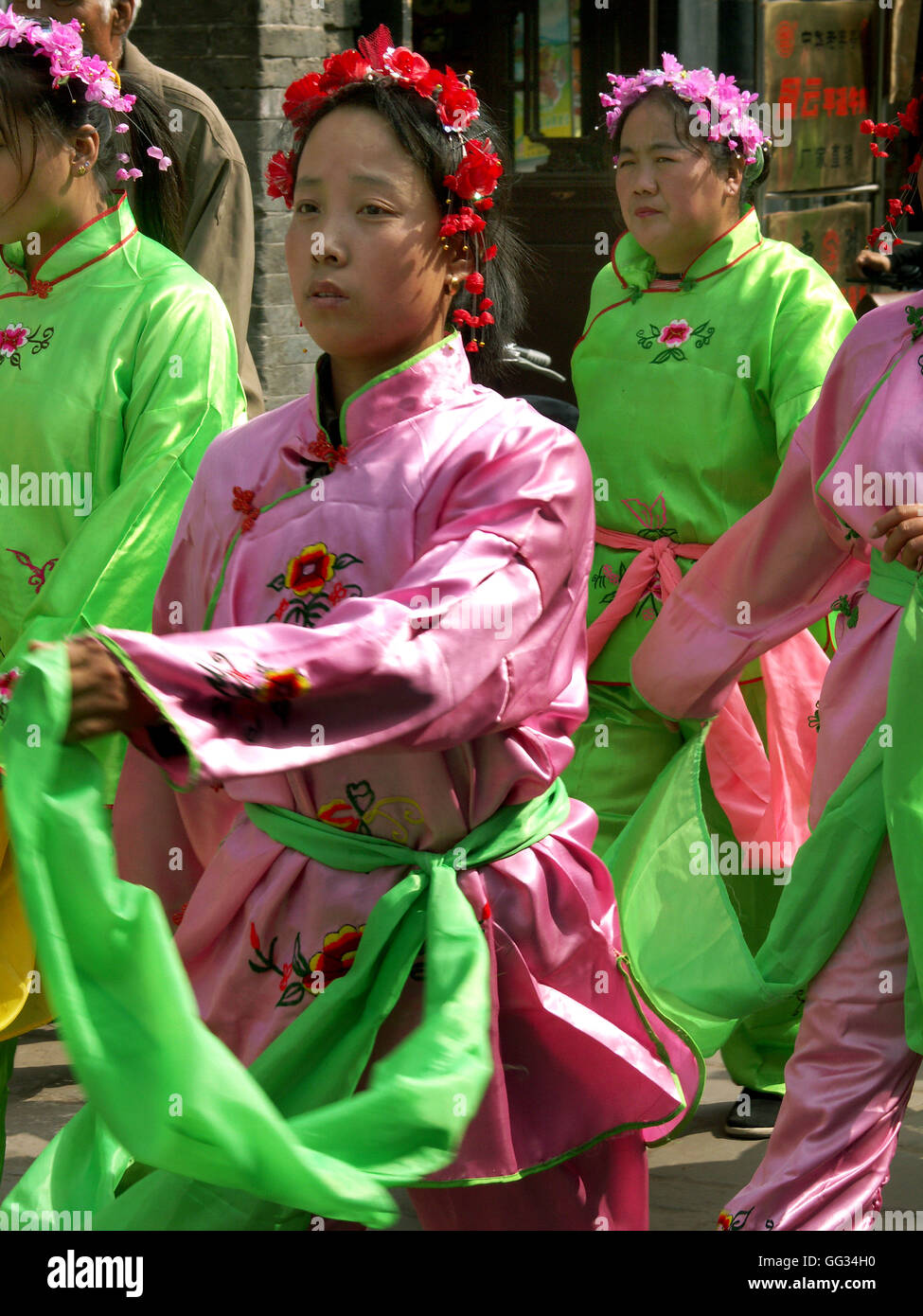 Frauen in bunten Kostümen auf dem Herbst-Festival in der alten ummauerten Stadt Pingyao in der Provinz Shanxi in China. Stockfoto