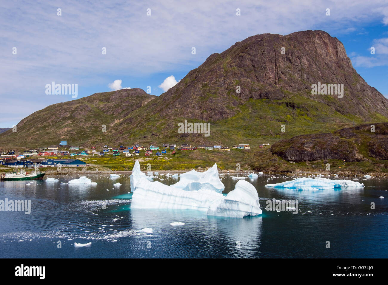 Eisberge von Tunulliarfik Fjord schwimmenden offshore mit Blick zur Stadt unter Qaqqarsuaq Fjeld Berg. Narsaq Kujalleq Grönland Stockfoto