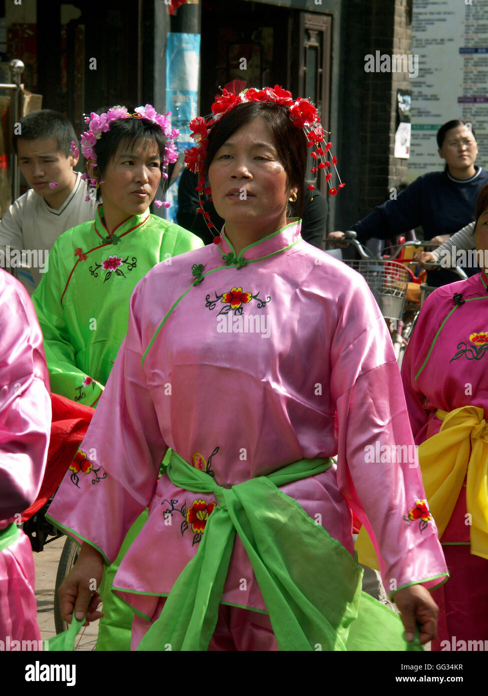 Frauen in bunten Kostümen auf dem Herbst-Festival in der alten ummauerten Stadt Pingyao in der Provinz Shanxi in China. Stockfoto