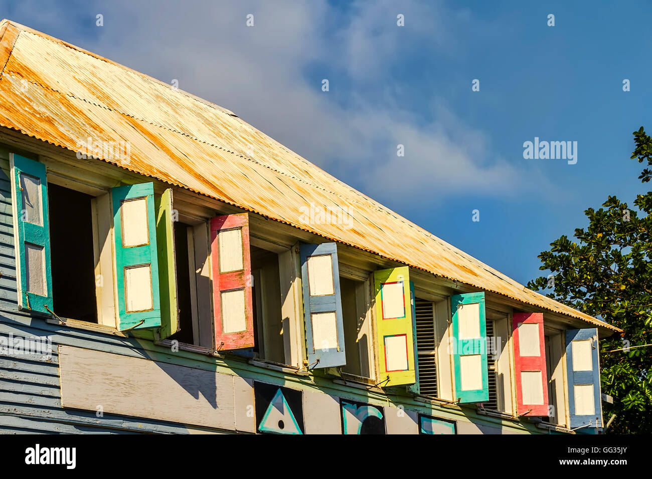 Bunte Fenster Rollläden Basseterre St. Kitts West Indies Stockfoto