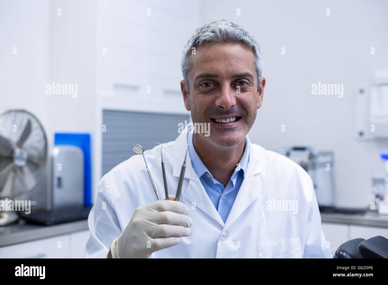 Porträt des Lächelns Zahnarzt Holding Dentalwerkzeuge Stockfoto