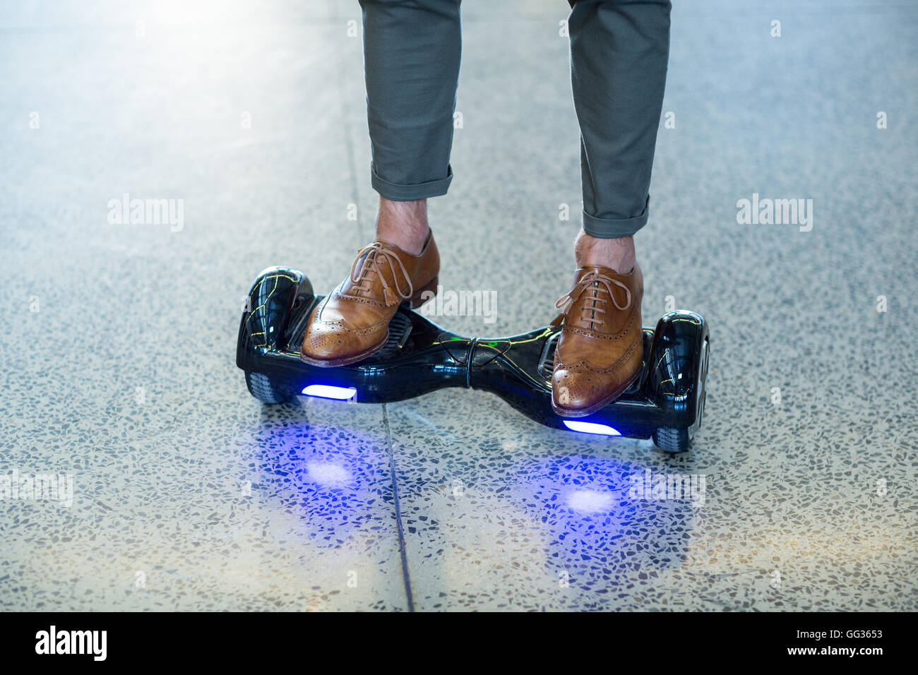 Grafik Designer stehen auf hoverboard Stockfoto