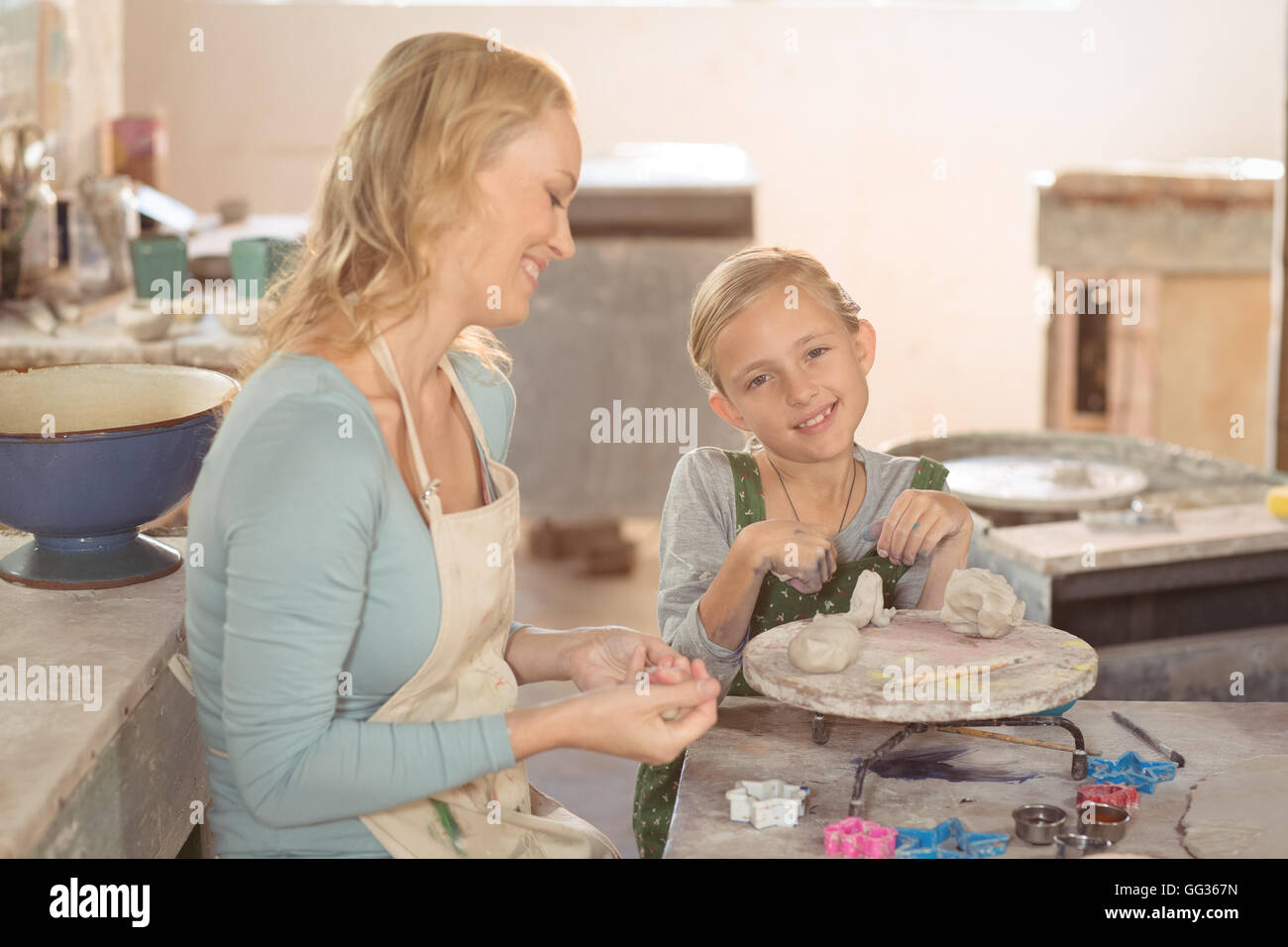 Weibliche Potter und Mädchen arbeiten in Werkstatt Stockfoto