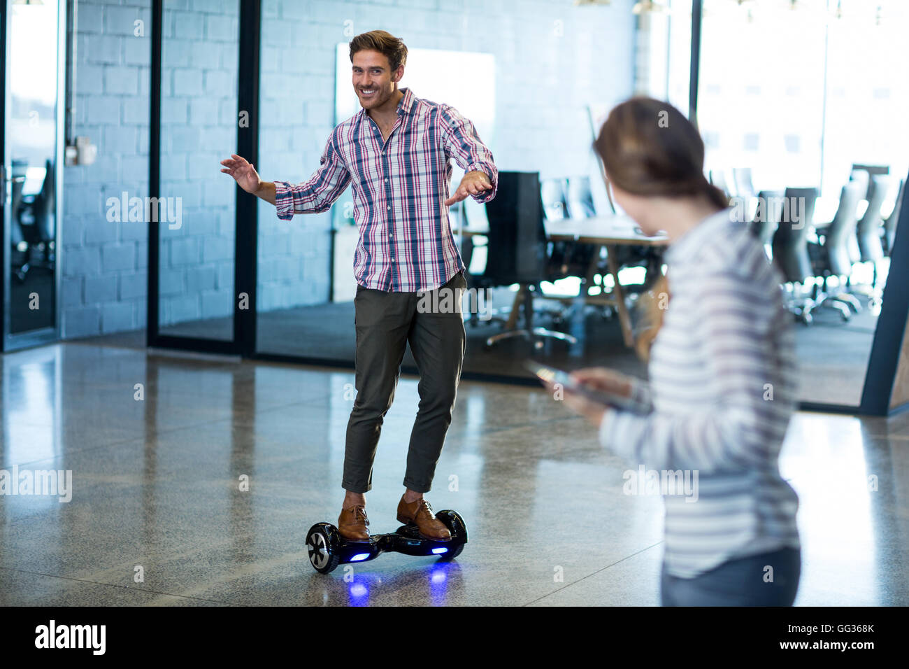 Grafik Designer stehen auf hoverboard Stockfoto