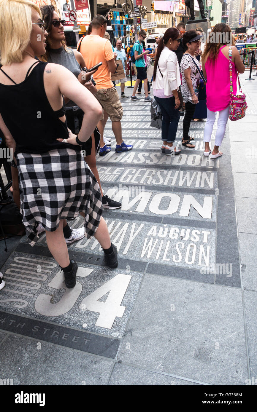 Touristen in Duffy Square in Times Square Gegend, NYC, USA Stockfoto