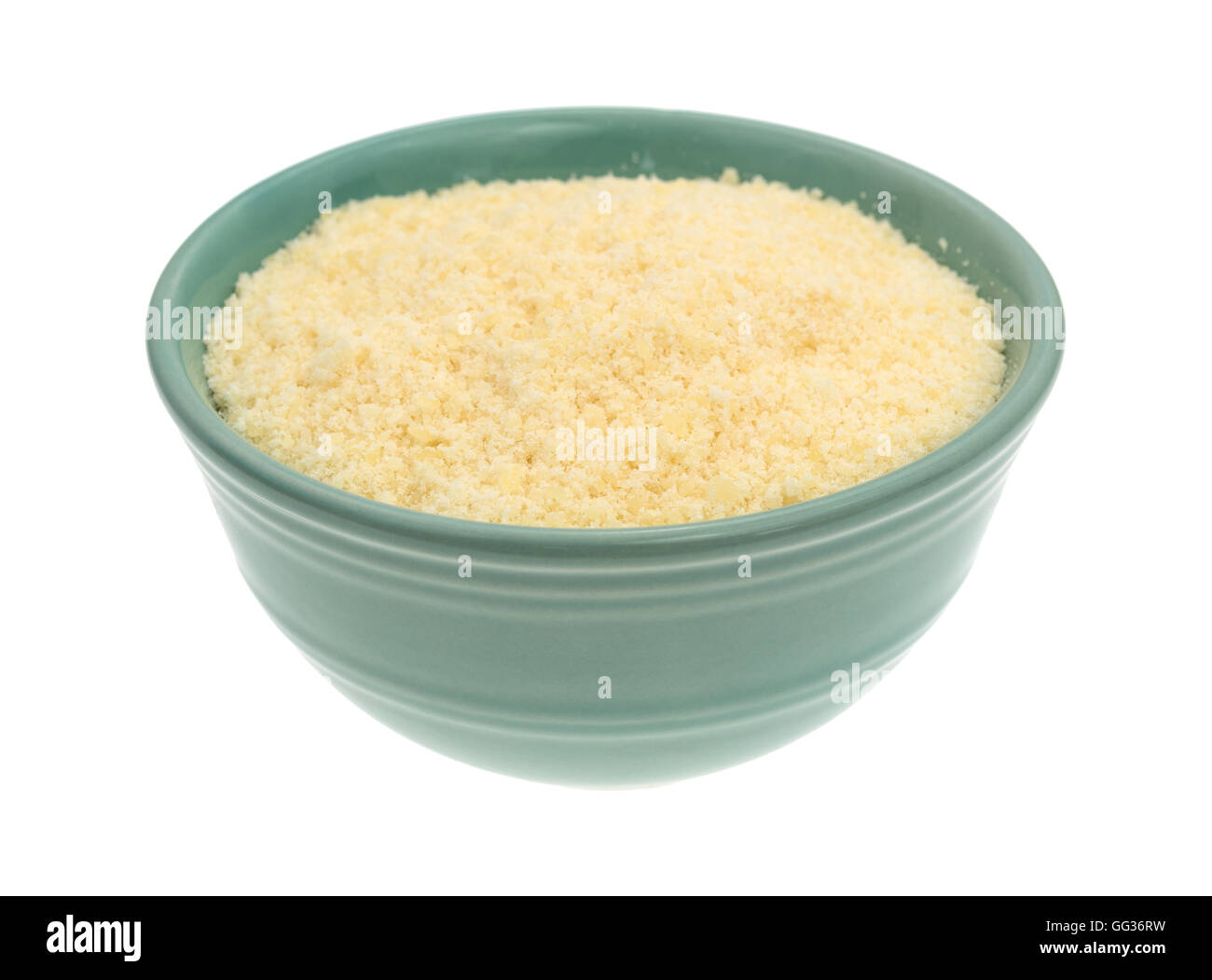 Eine grüne Schale gefüllt mit frisch geriebenem Parmesan auf einem weißen Hintergrund. Stockfoto