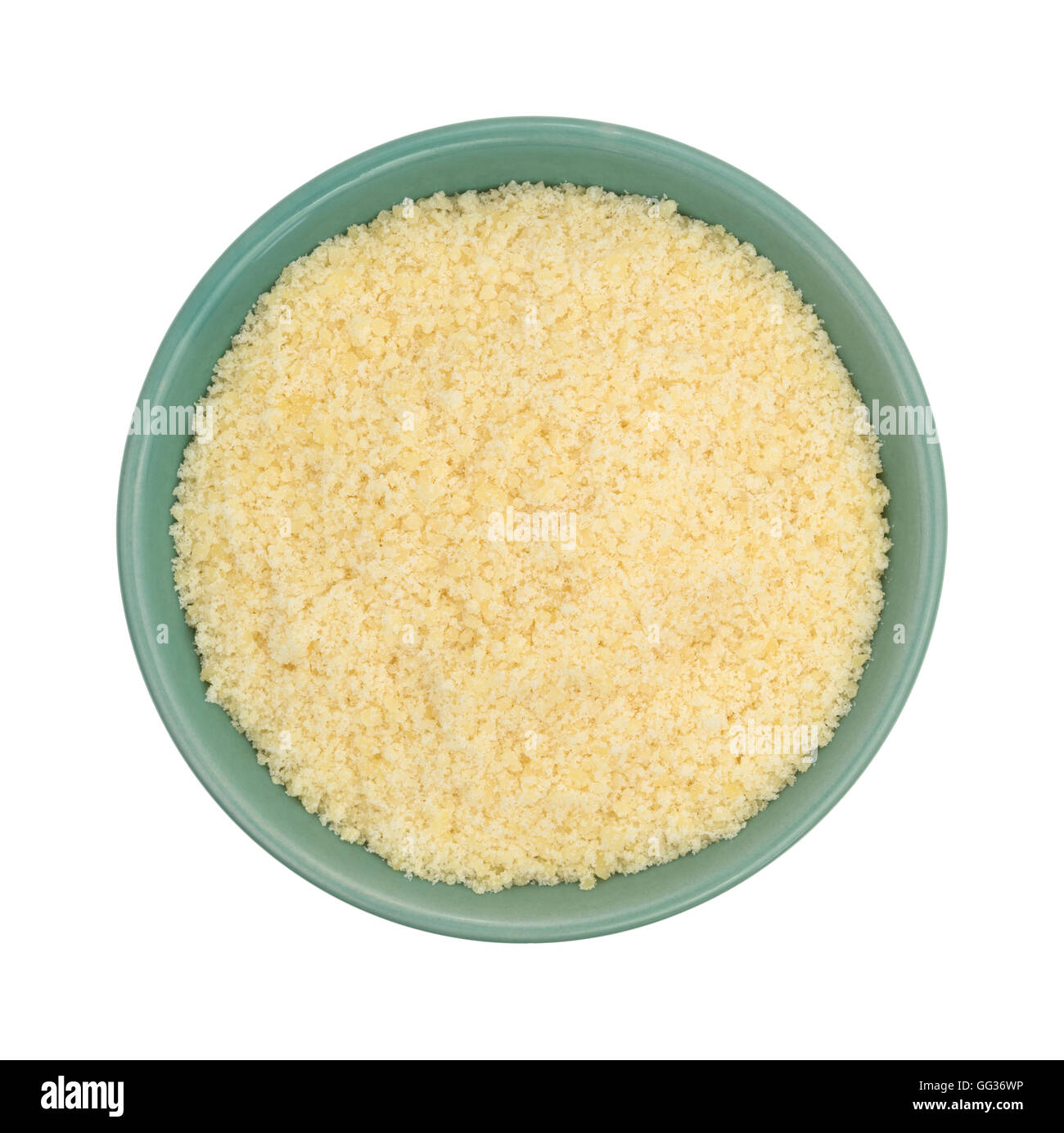 Draufsicht einer grünen Schale gefüllt mit frisch geriebenem Parmesan auf einem weißen Hintergrund. Stockfoto