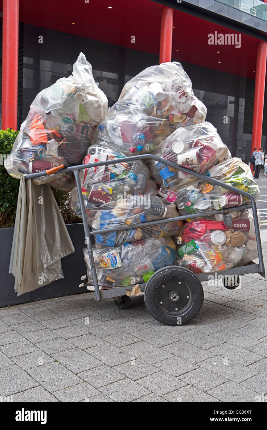 Ein transparente Müllsäcke voller Wagen sitzt auf dem Bürgersteig  Stockfotografie - Alamy
