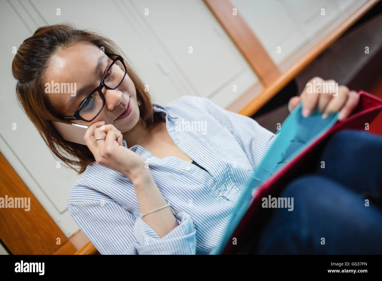 Hübsche junge frau, die am telefon
