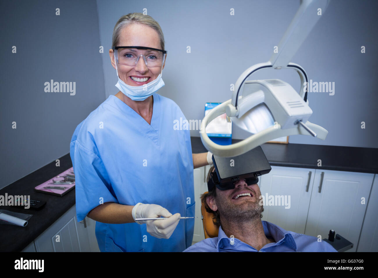 Mann mit virtual-Reality-Kopfhörer bei einem Zahnarztbesuch Stockfoto