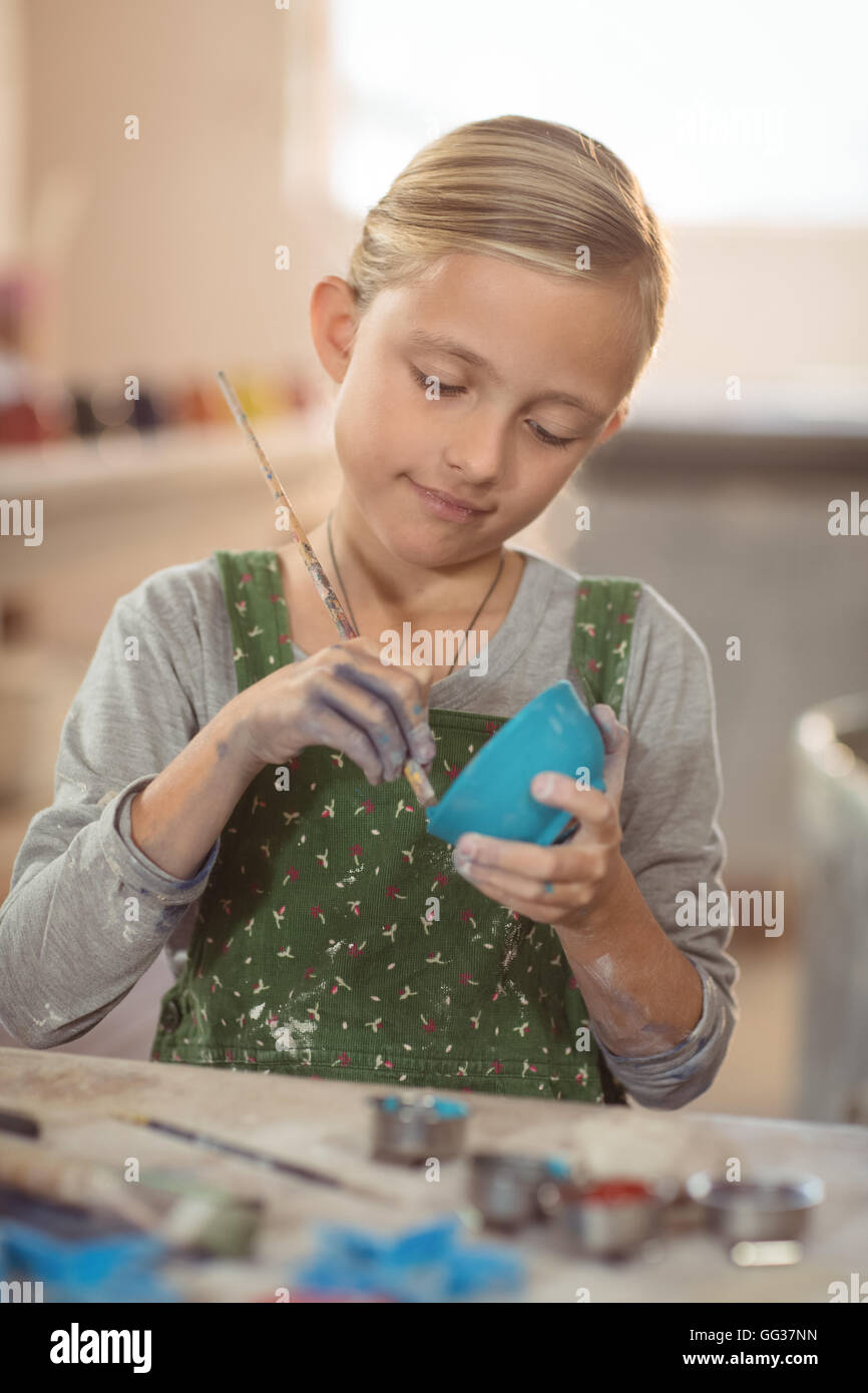 Aufmerksame Mädchen malen auf Schale Stockfoto