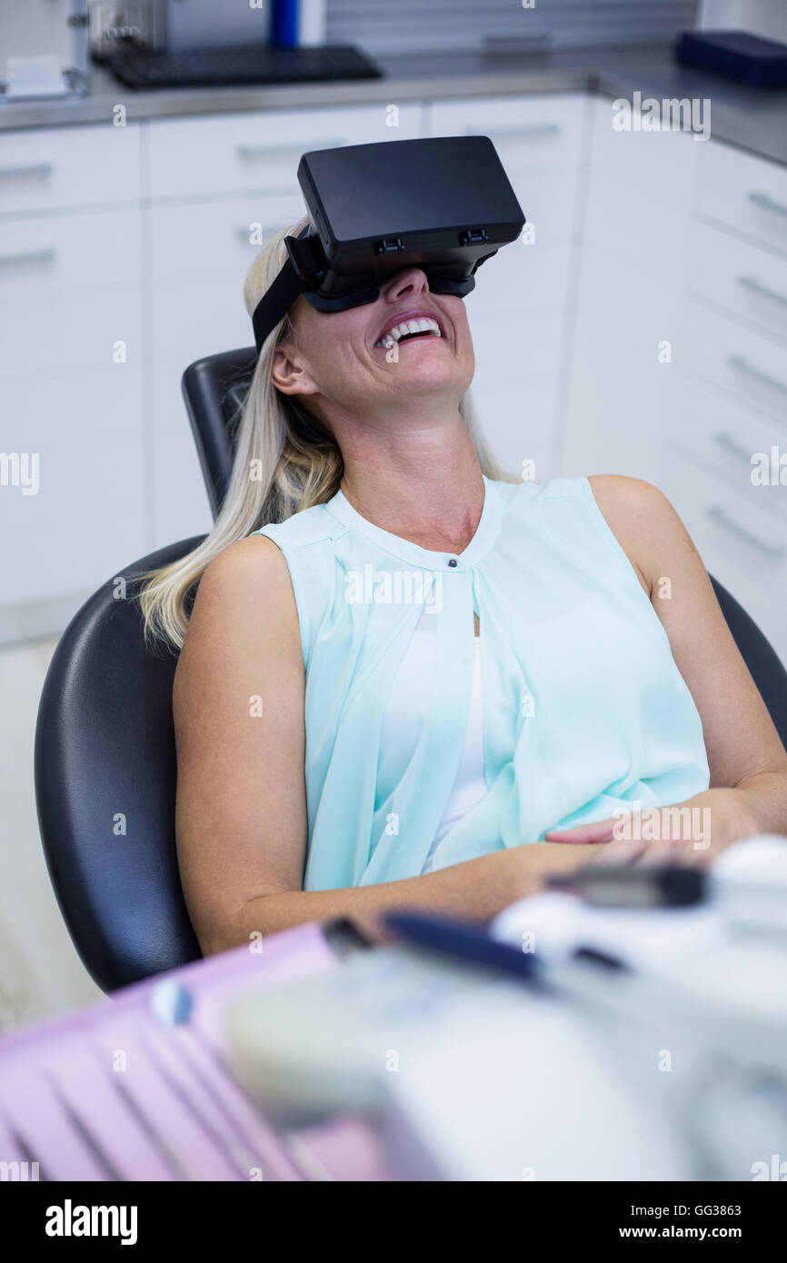 Frau mit virtuellen Brille Stockfoto