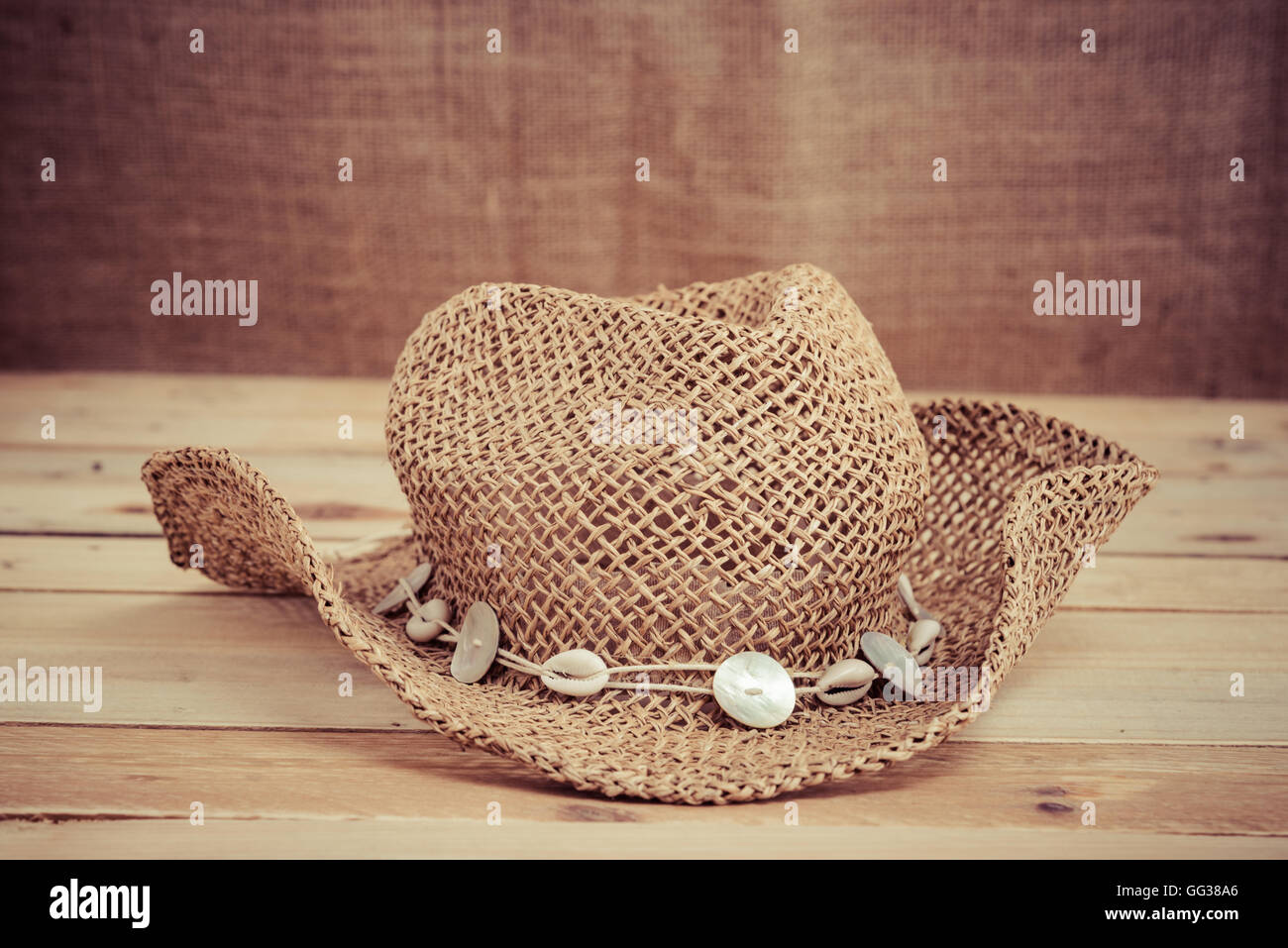 Vintage Hut auf Grunge Holzboden mit Sackleinen Textur Hintergrund Stockfoto