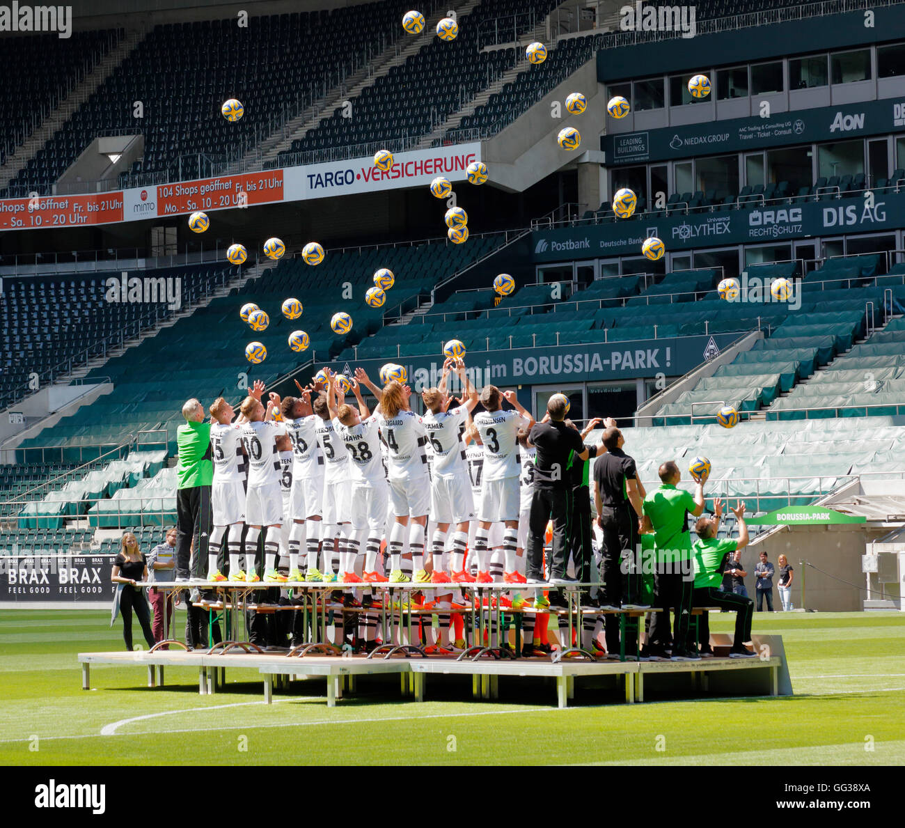 Fußball, Bundesliga, 2016/2017, Team Schuss von Borussia Moenchengladbach, Pressefoto-shooting, Fußballspielern auf Treppe Ball in die Luft werfen Stockfoto
