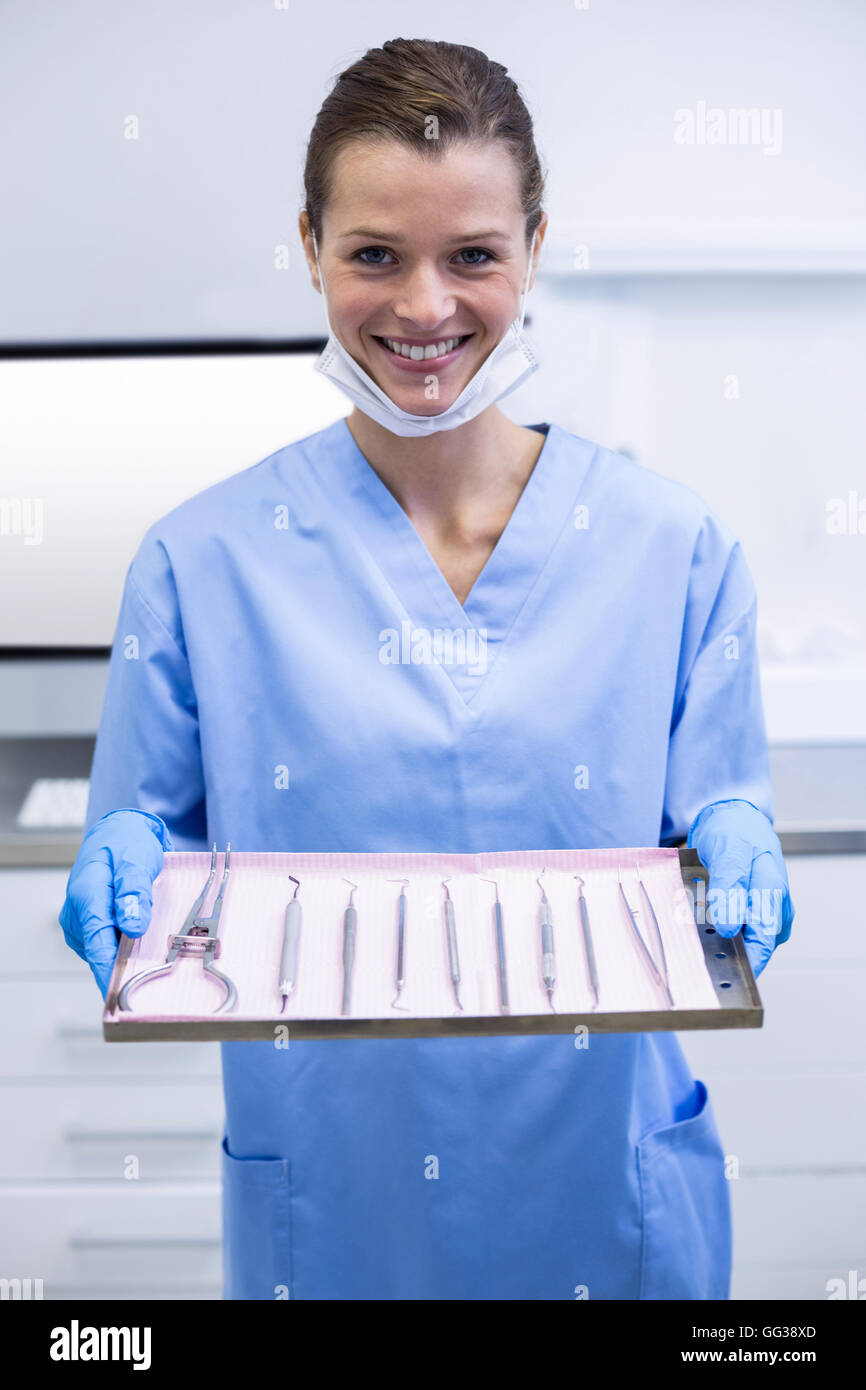 Zahnarzthelferin Holding Tablett mit Ausrüstung Stockfoto