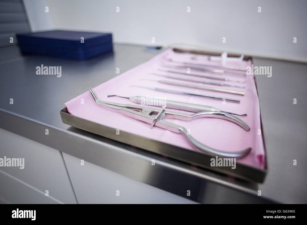 Nahaufnahme der zahnärztliche Instrumente auf Tablett Stockfoto