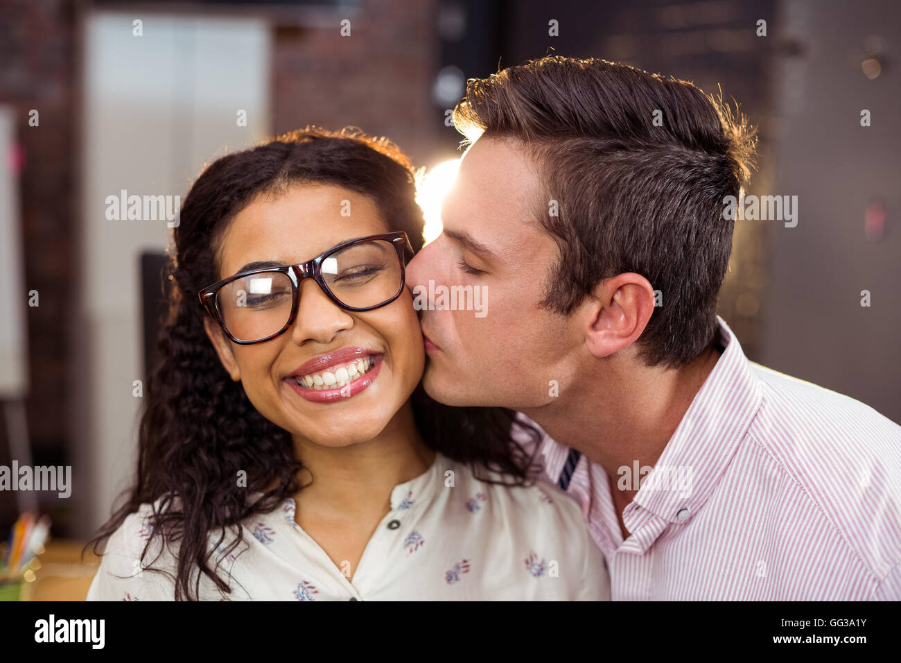 Mann, die Frau auf Wange küssen Stockfoto