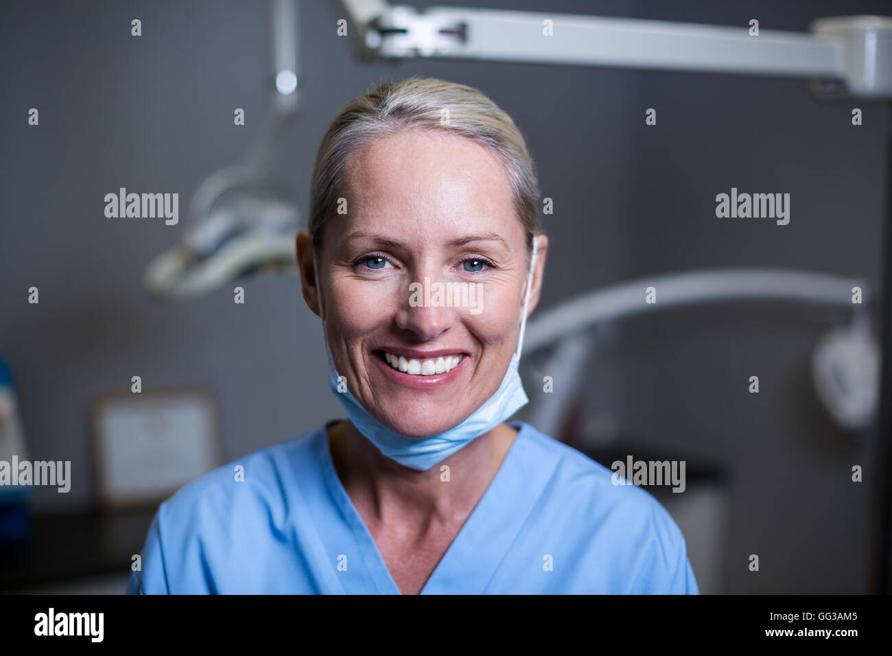 Zahnarzthelferin lächelnd in Klinik Stockfoto