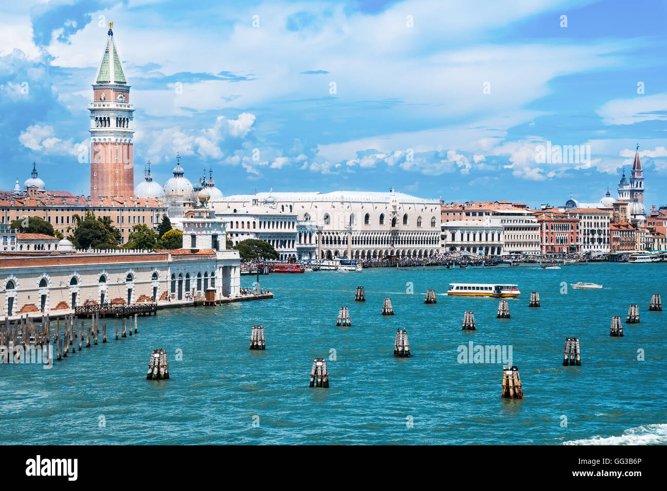 Ansicht von Venedig aus den wichtigsten Hafen, eine Stadt mit historischer Architektur, großen Kanälen und Brücken. Stockfoto