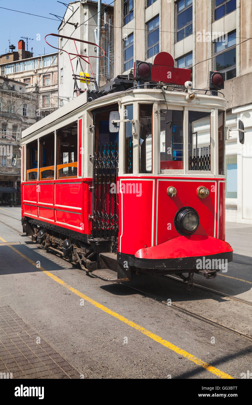 Alte rote Straßenbahn fährt auf der Istiklal Straße zum Taksim-Platz in Istanbul, beliebten touristischen Verkehr Stockfoto