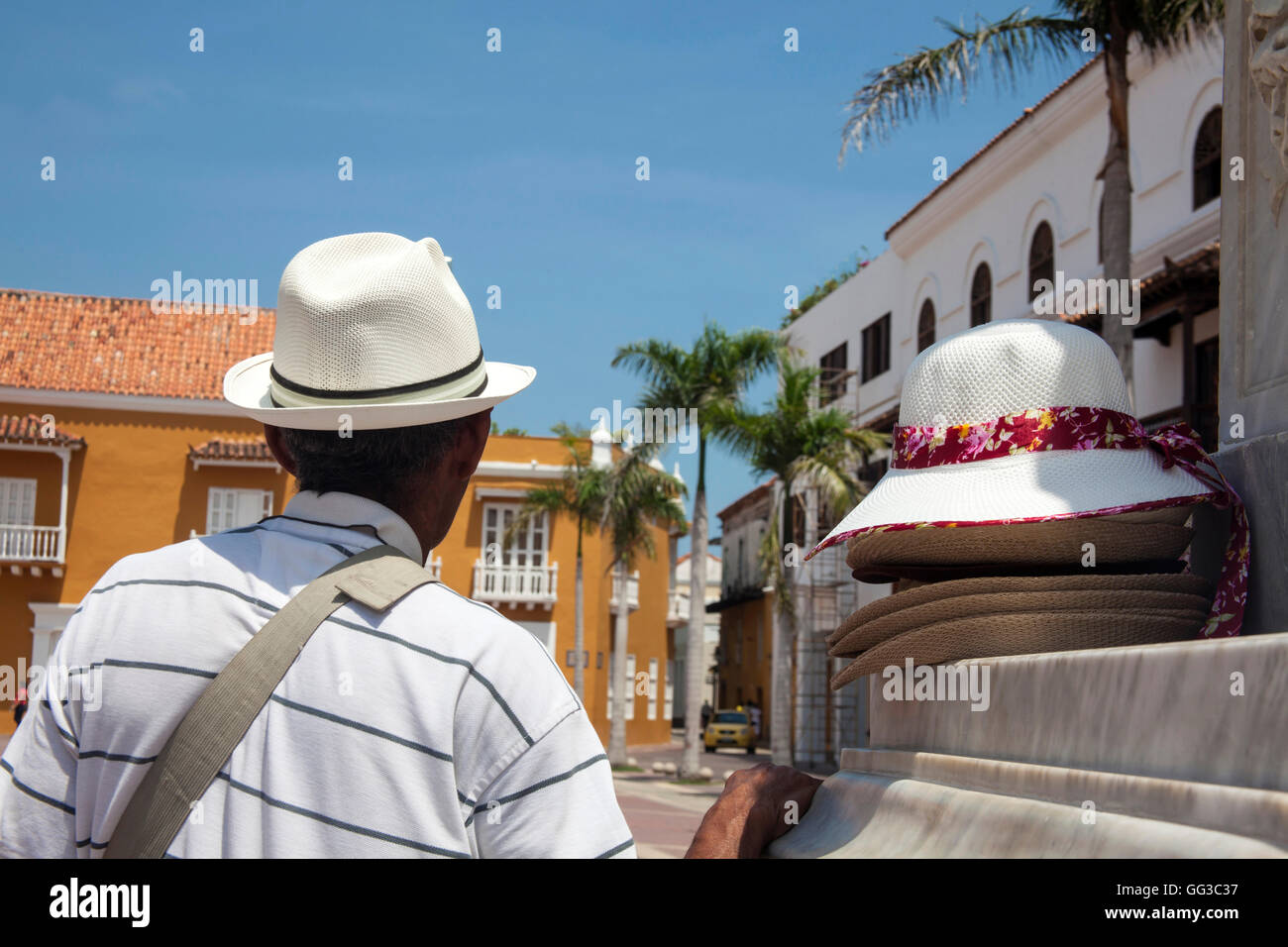 Hüte Straßenverkäufer auf dem Brauch Platz in Cartagena de Indias Stockfoto
