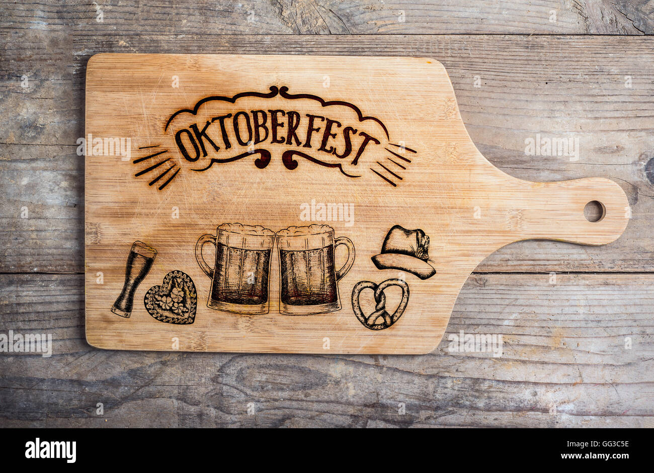 Oktoberfest-Schild mit verschiedenen hand gezeichnete Symbole, Schneidebrett Stockfoto