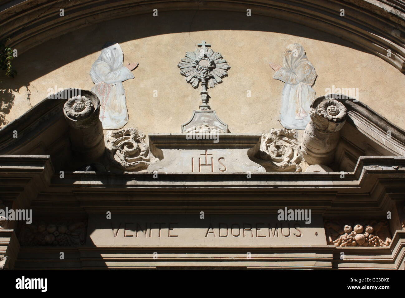 Rue des Teinturiers, Avignon, dem Eingang zur Kirche der grauen Büßer Stockfoto