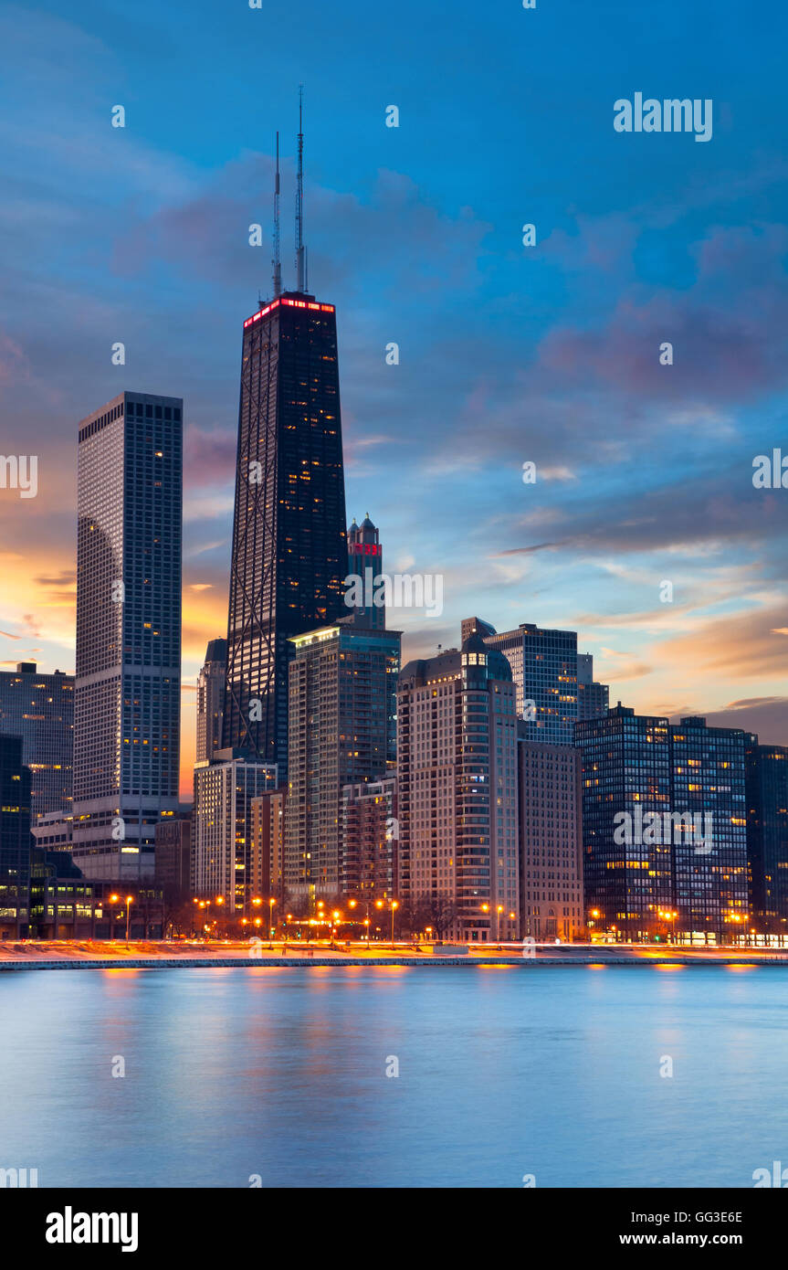 Skyline von Chicago in der Abenddämmerung mit blauem Wasser. Blauen Dämmerstunde an Chicago downtown. Stockfoto