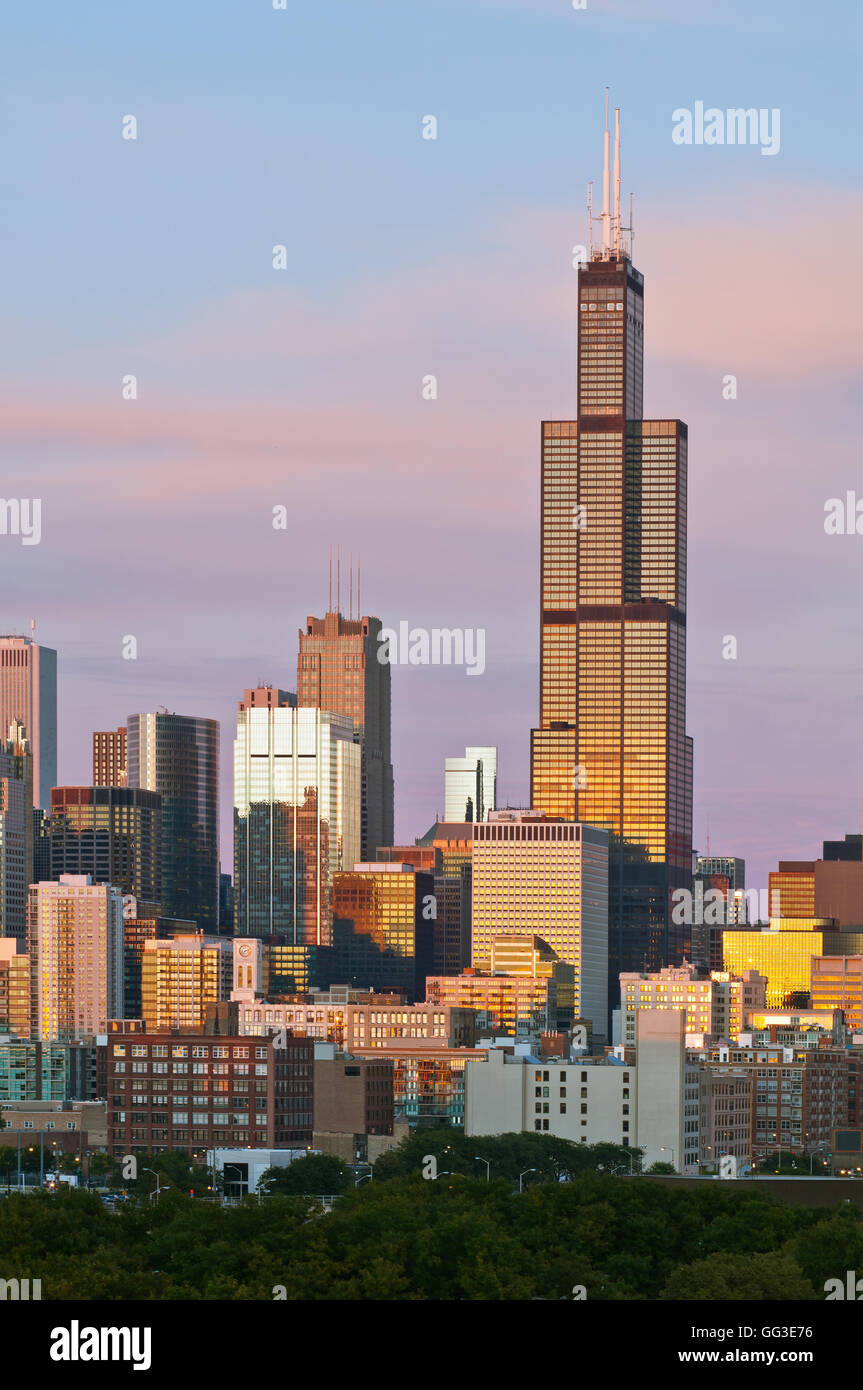 Skyline von Chicago in der Dämmerung. Bild der Willis Tower und die Skyline von Chicago bei Sonnenuntergang. Stockfoto