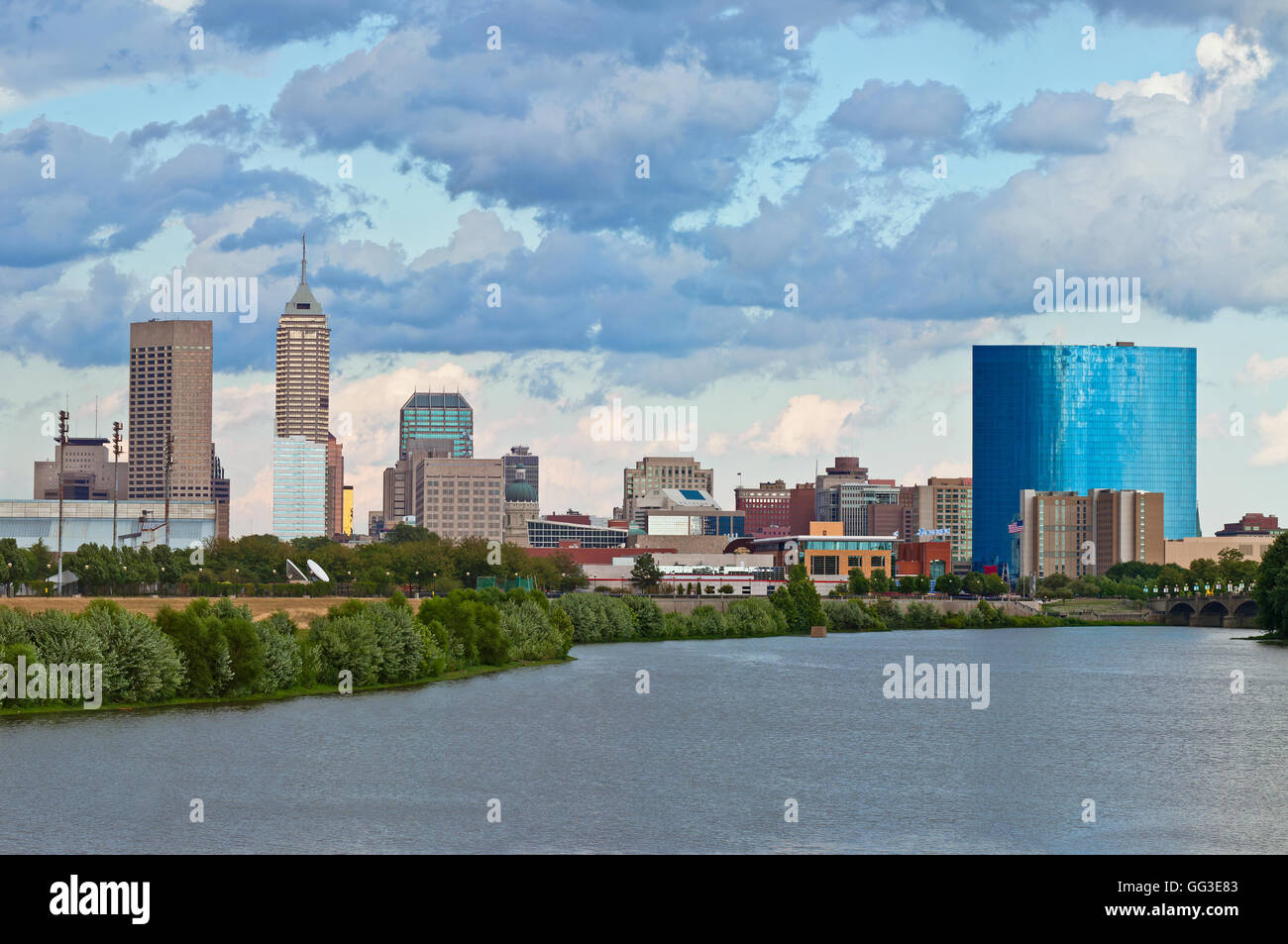 Blick auf Skyline von Indianapolis, Indiana vom Fluss entfernt. Bild der Sommertag in Indianapolis, Indiana, USA. Stockfoto