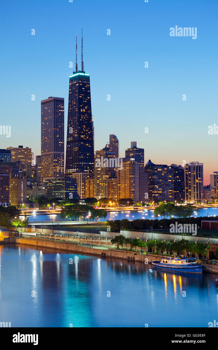 Schöne Skyline von Chicago am Sonnenuntergang. Chicago downtown Skyline in der Abenddämmerung. Stockfoto