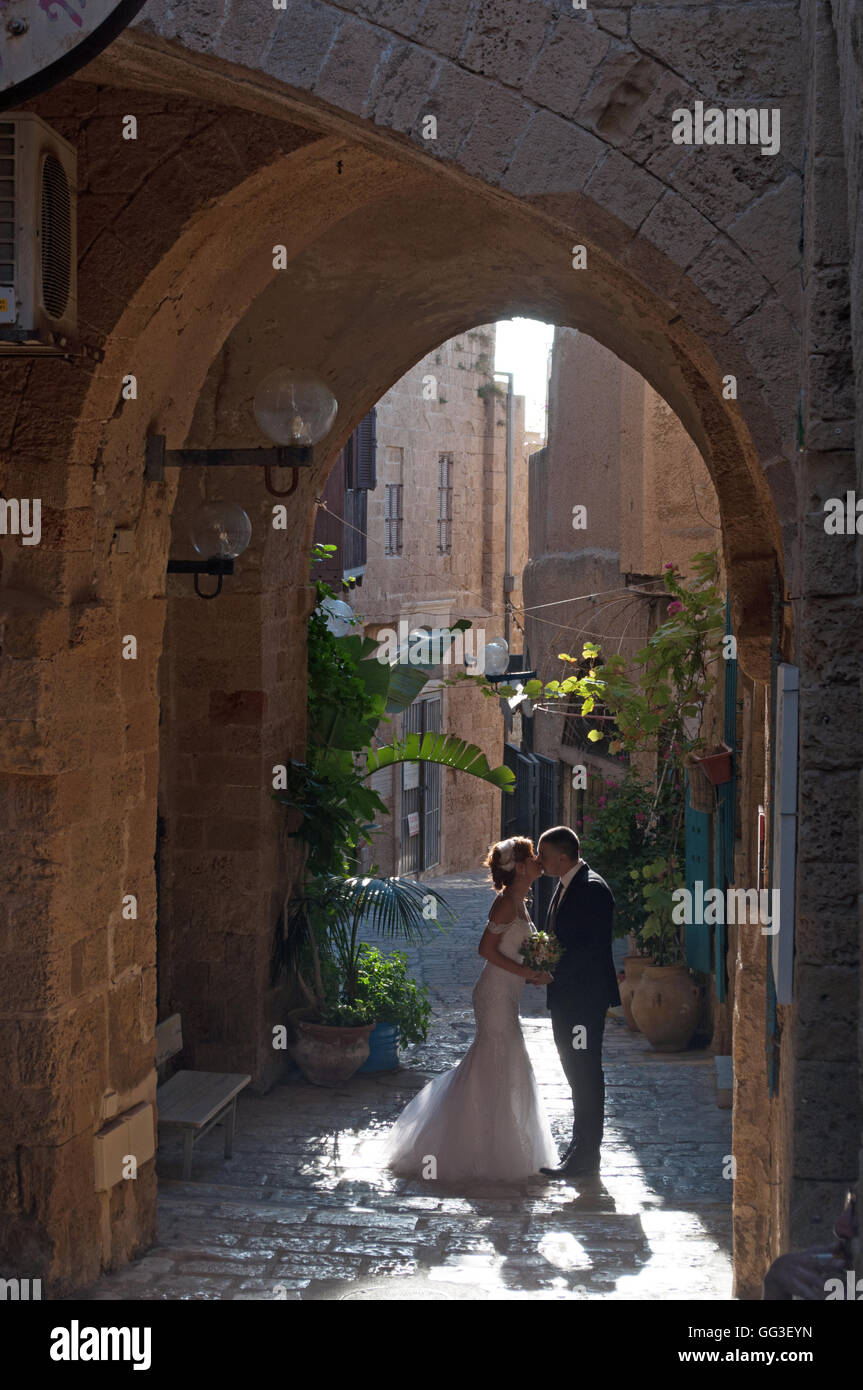 Jaffa, Israel: ein Brautpaar küsst in den Gassen der Altstadt, die als perfekte Location für Hochzeiten gewählt Stockfoto