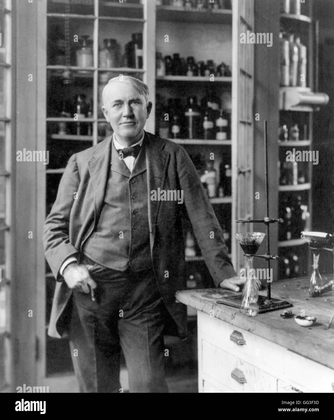 Thomas Edison. Porträt des amerikanischen Erfinders und Geschäftsmannes, Thomas Alva Edison (1847-1931), in seinem Labor. Porträt ca. 1904. Stockfoto