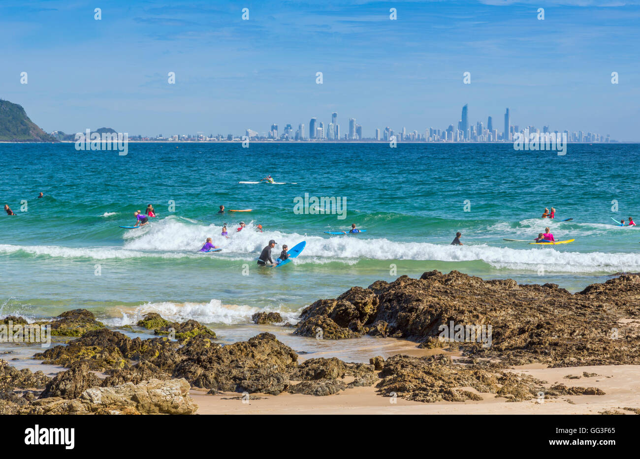 Currumbin, Gold Coast, Queensland, Australien.  Currumbin Beach.  Surfers Paradise im Hintergrund. Stockfoto