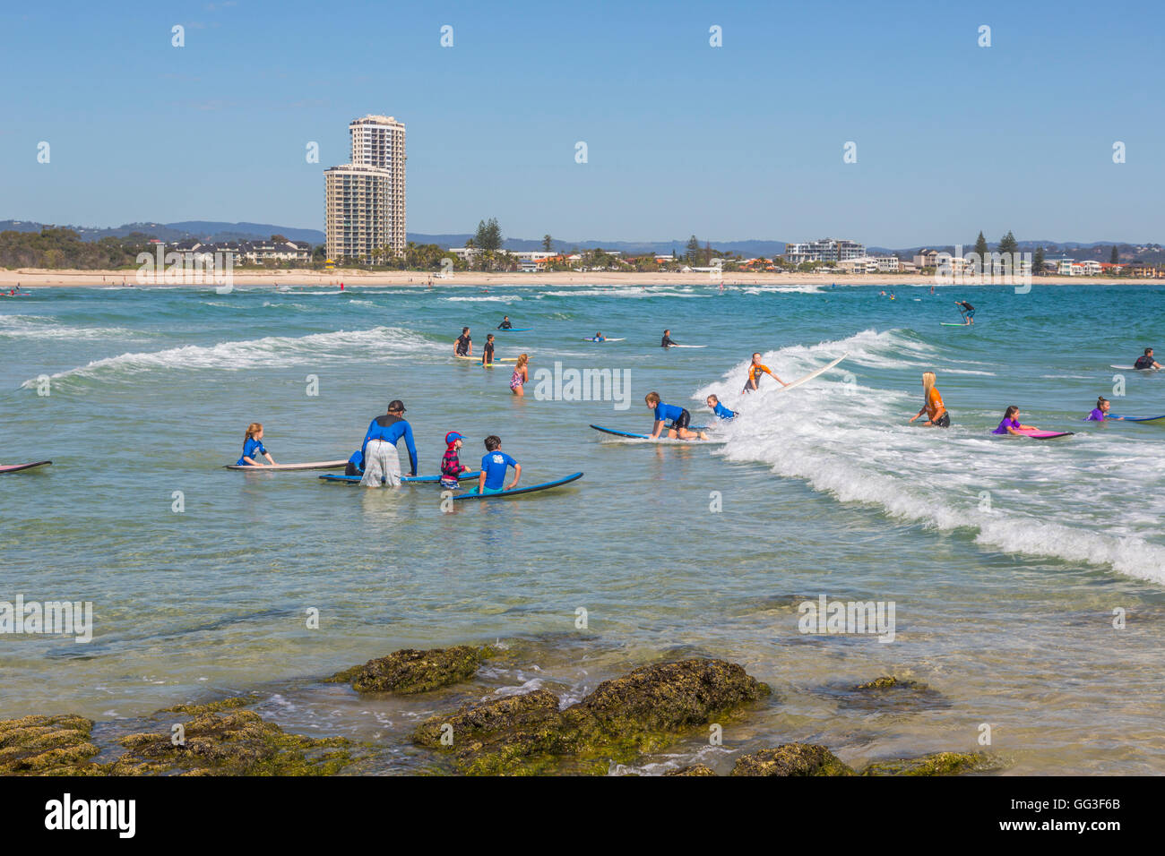 Currumbin, Gold Coast, Queensland, Australien.  Currumbin Beach.  Surfers Paradise im Hintergrund. Stockfoto