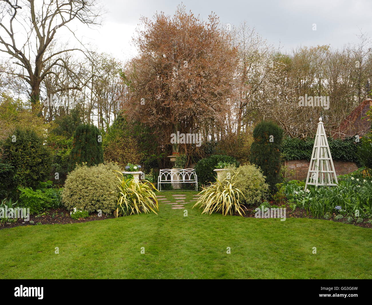 Chenies Manor Weissen Garten Mit Rasen Straucher Bunten Grun