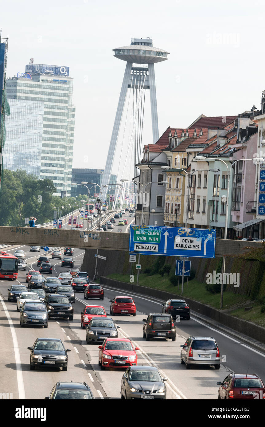 Verkehr und die meisten SNP (Neue Brücke) des Slowakischen Nationalaufstandes, die die Donau in Bratislava, Slowakei überspannt Stockfoto