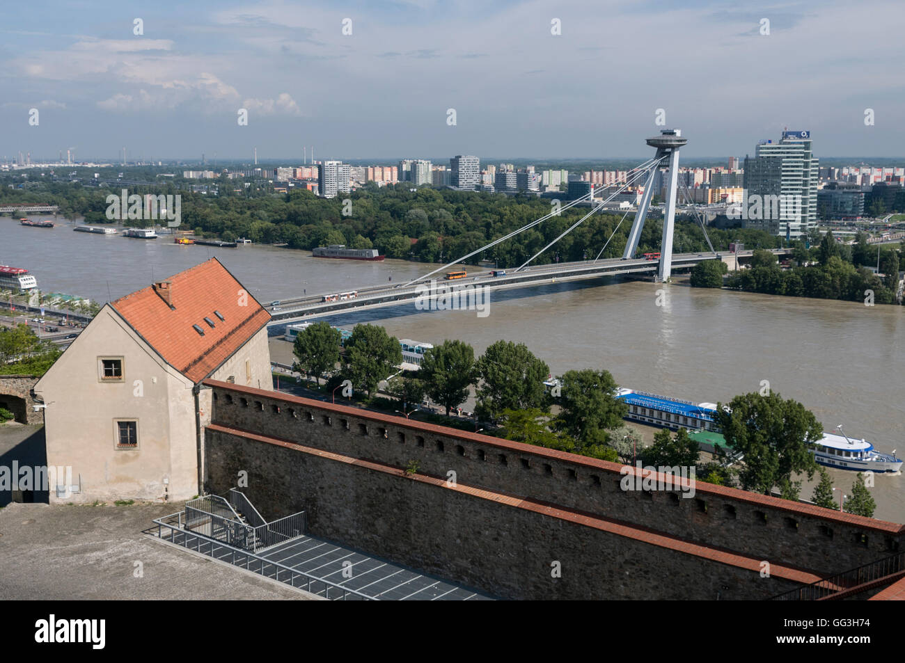 Die am meisten SNP, (eine Straßenbrücke der Slowakischen Nationalaufstand), die sich die Donau in Bratislava, Slowakei erstreckt / Republik Stockfoto