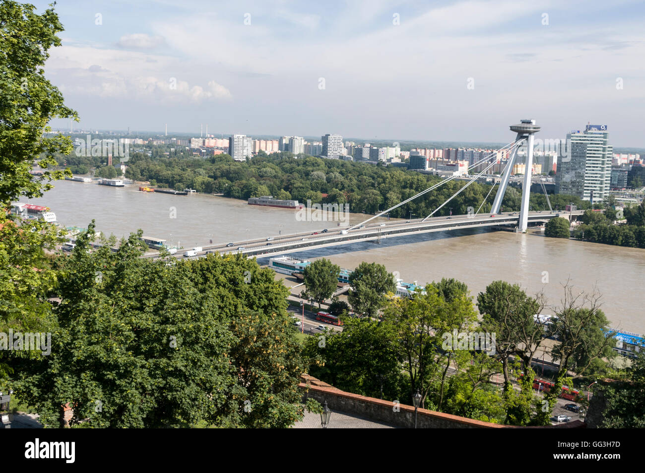 Die am meisten SNP, (eine Straßenbrücke der Slowakischen Nationalaufstand), die sich die Donau in Bratislava, Slowakei erstreckt / Republik Stockfoto