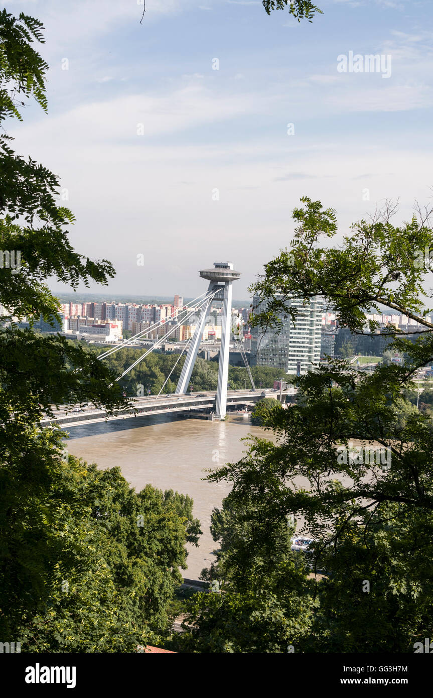 Die am meisten SNP, (eine Straßenbrücke der Slowakischen Nationalaufstand), die sich die Donau in Bratislava, Slowakei erstreckt / Republik Stockfoto