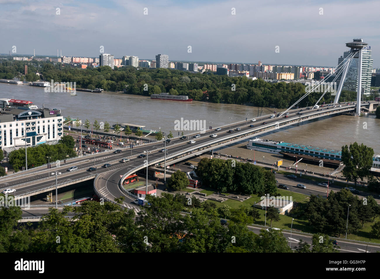 Die meisten SNP, (Ne Brücke von den slowakischen Nationalaufstand), die sich die Donau in Bratislava, Slowakei erstreckt / Republik der Slo Stockfoto