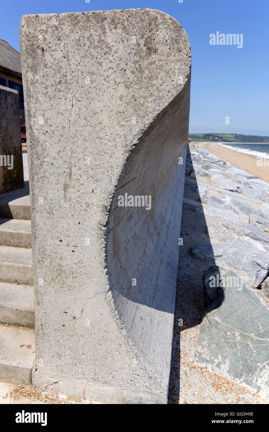 Konkave Meer Betonwand Stockfoto