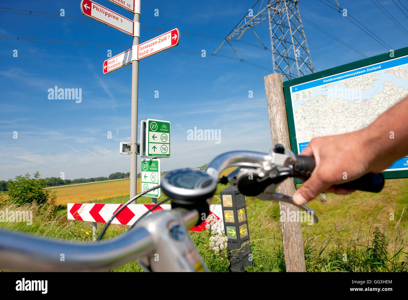 ein Radfahrer an einer Fahrradnabe in der niederländischen Provinz Zeeland wartet Stockfoto