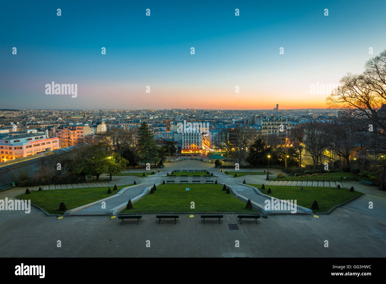 Blick auf den Sonnenuntergang von Montmartre in Paris, Frankreich Stockfoto