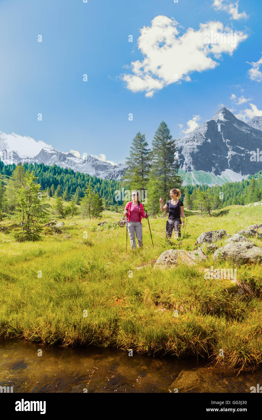 Zwei Mädchen zu Fuß durch die Berge und die Landschaft genießen Stockfoto