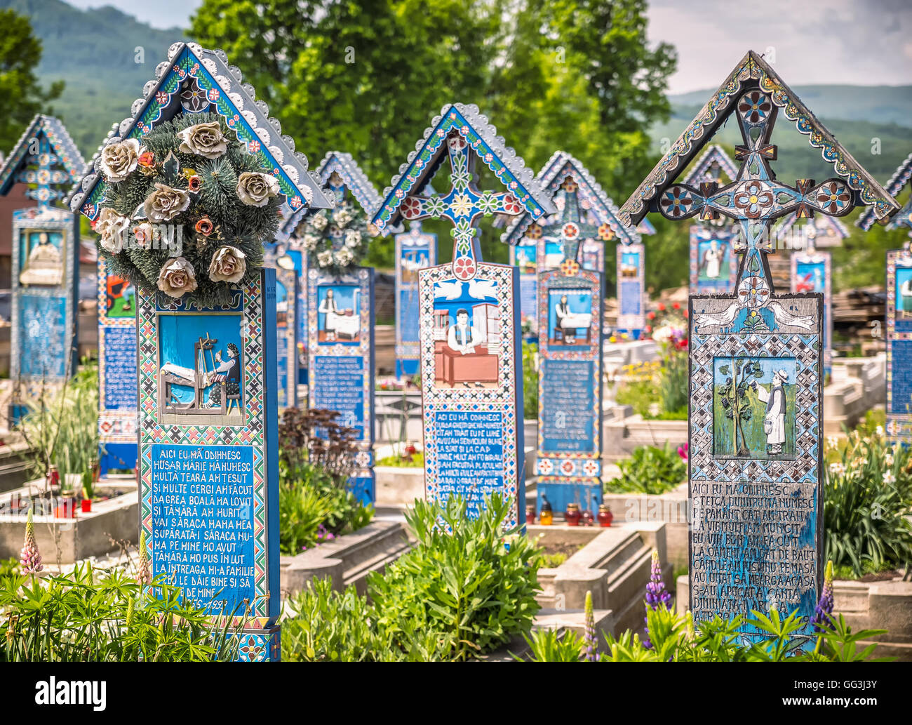 Sapanta, Rumänien - 16. Mai 2015 - bunt, bemalte, hölzerne Grabsteine auf  fröhliche Friedhof berühmten Friedhof in Grafschaft von Maramures  Stockfotografie - Alamy