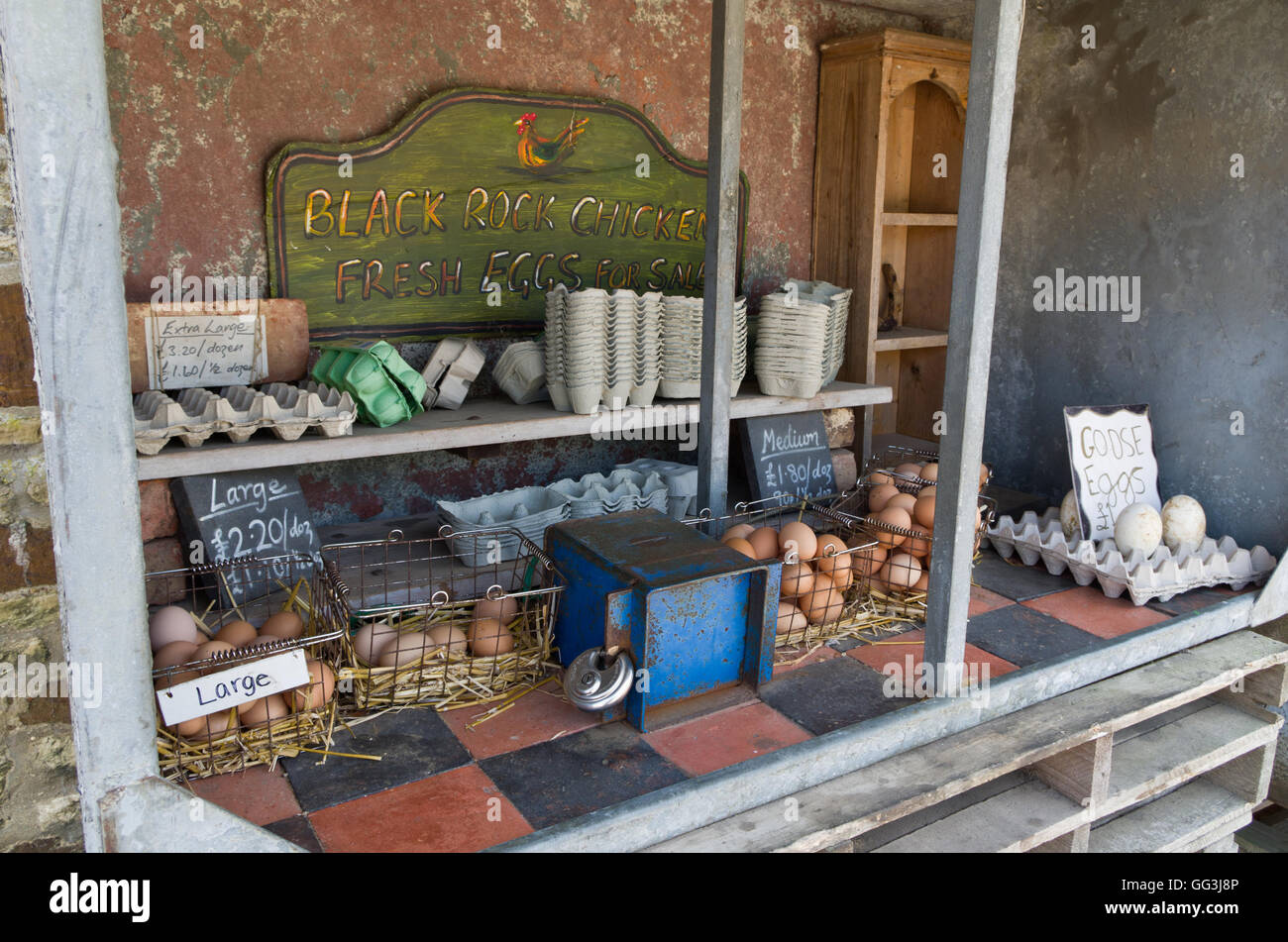 Stall zu verkaufen eine Auswahl an lokalen Frischeier außerhalb einer Farm in Northamptonshire Dorf von Denton. Stockfoto